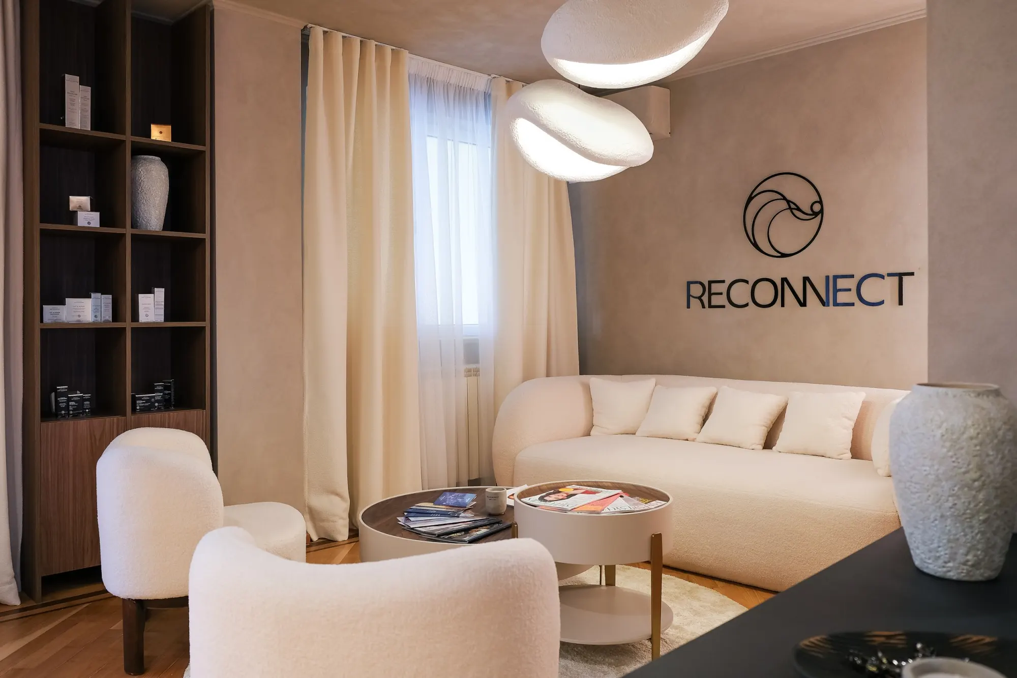 Reconnect Clinic — recepție și zona de așteptare