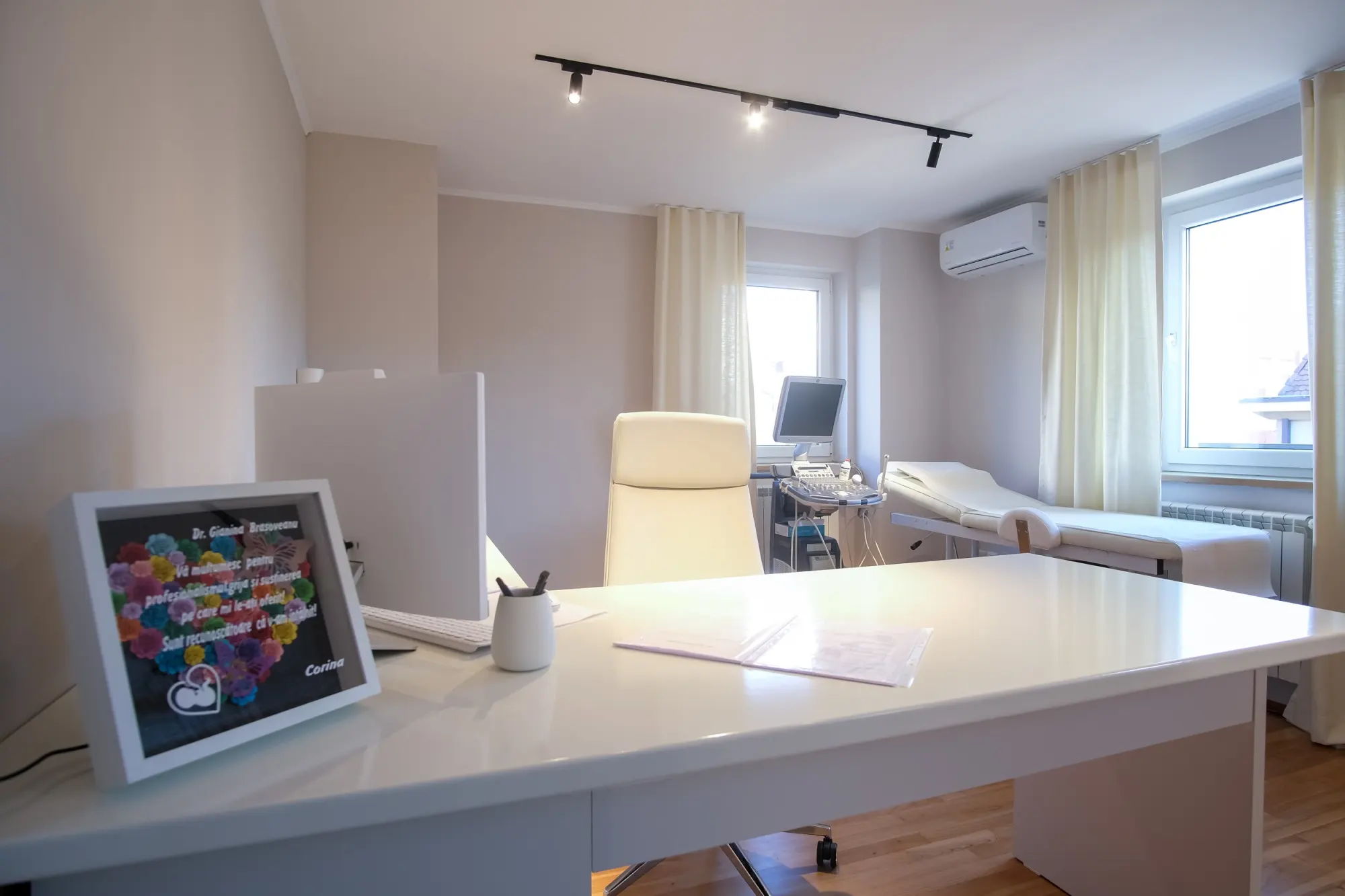 Reconnect Clinic — sala de consultații ginecologie